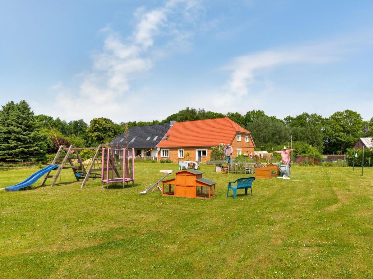 Snug Holiday Home In Divitz Spoldershagen Near Skydiving Kültér fotó